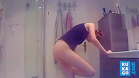 Amateur teen girl with a cute body peeks at the toilet