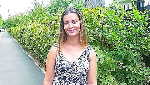 Blonde hottie gets a face and a blowjob in a threesome