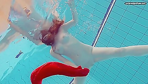 Amateur brunette hottie in the pool naked on the beach