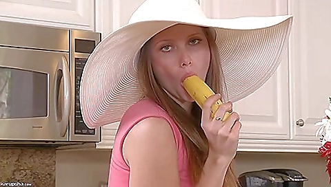 Amateur brunette solo female video with a hot blowjob