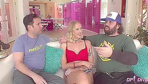 Horny pornstar does blowjob and anal fucking at the same time